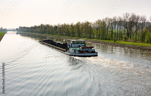 Mit Kohle beladenes Frachtschiff auf dem Schleusenkanal in der Wesermarsch