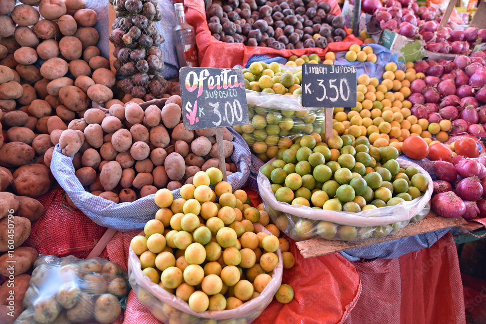 Fruits et légumes au marché indien à Arequipa au Pérou