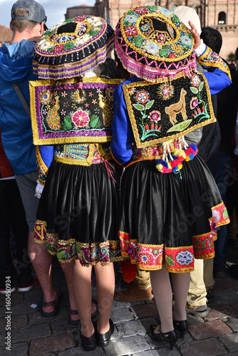 Péruviennes en costume de fête à Cusco au Pérou