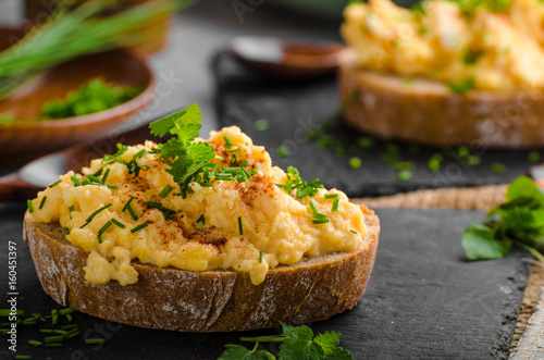 Obraz na płótnie Scrambledd eggs with chive and chilli w salonie