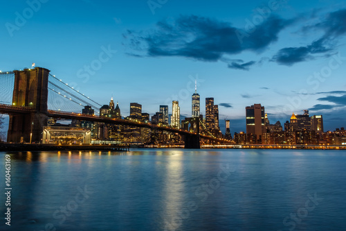 Fototapeta Naklejka Na Ścianę i Meble -  Brooklyn Bridge and Manhattan Skyline at night