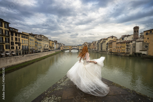 Fototapeta Bride in Florence. Ponte vecchio. Italy