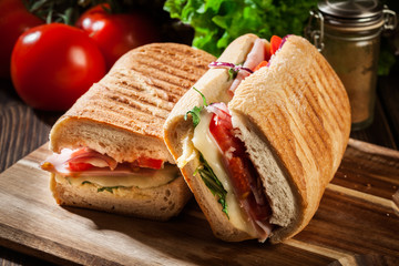 Sierkussen Snackbar Panini met ham kaas en rucola  © Sławomir Fajer
