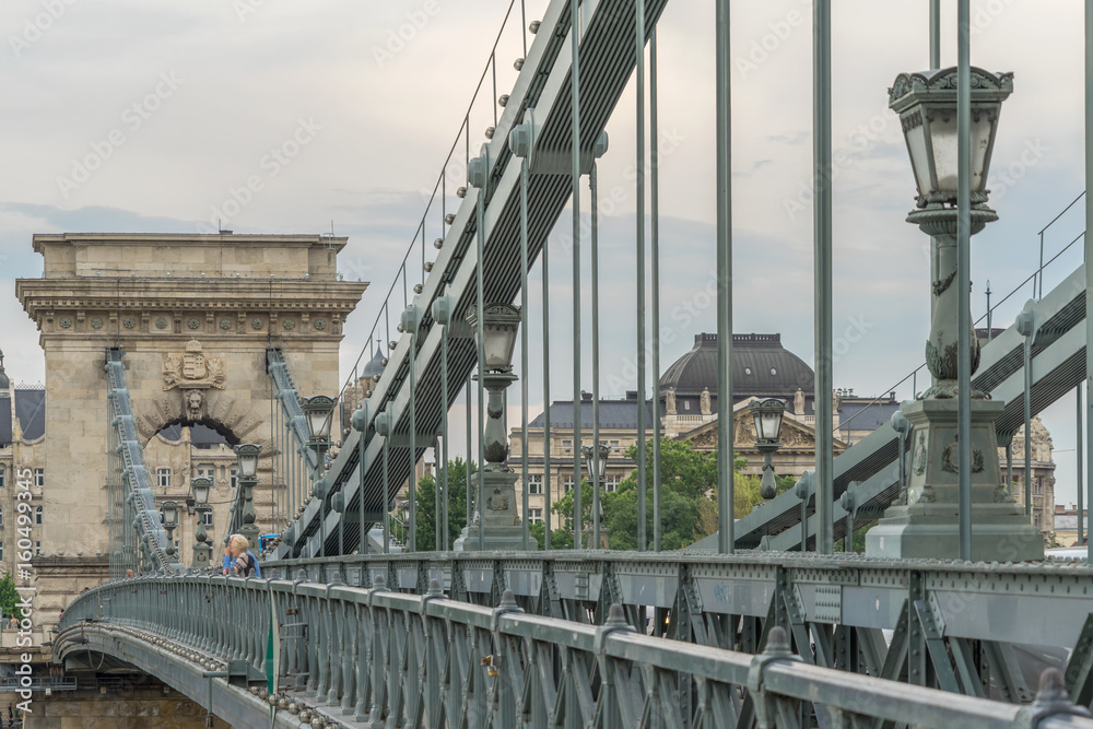 Fototapeta premium Seitliche Teilansicht der Kettenbrücke in Budapest