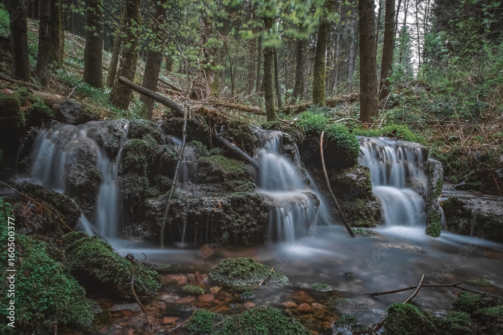 Obraz premium Kleiner Wasserfall am Gebirgsbach