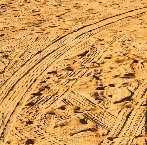 Fototapeta Naklejka Na Ścianę i Meble -    oman desert track of some cars in the sand and direction texture