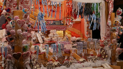 Bunter Süßigkeiten Stand auf einem weihnachtsmarkt