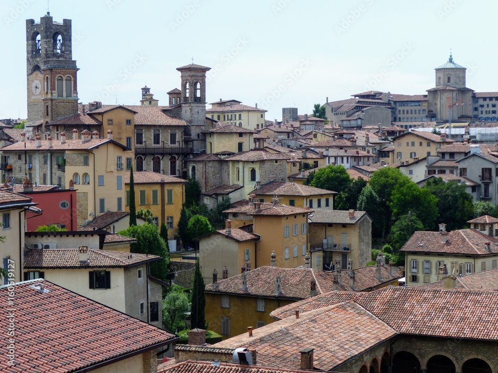 Panorama dei tetti e torri  di Bergamo Alto in Italia.