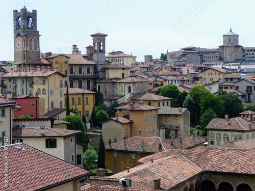 Panorama dei tetti e torri  di Bergamo Alto in Italia.