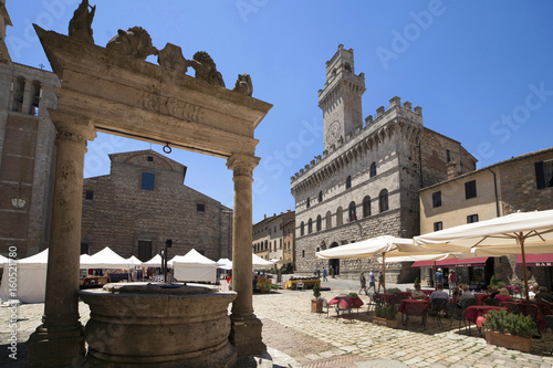 Italia,Toscana, Montepulciano, Piazza Grande e Palazzo Comunale e pozzo. photo