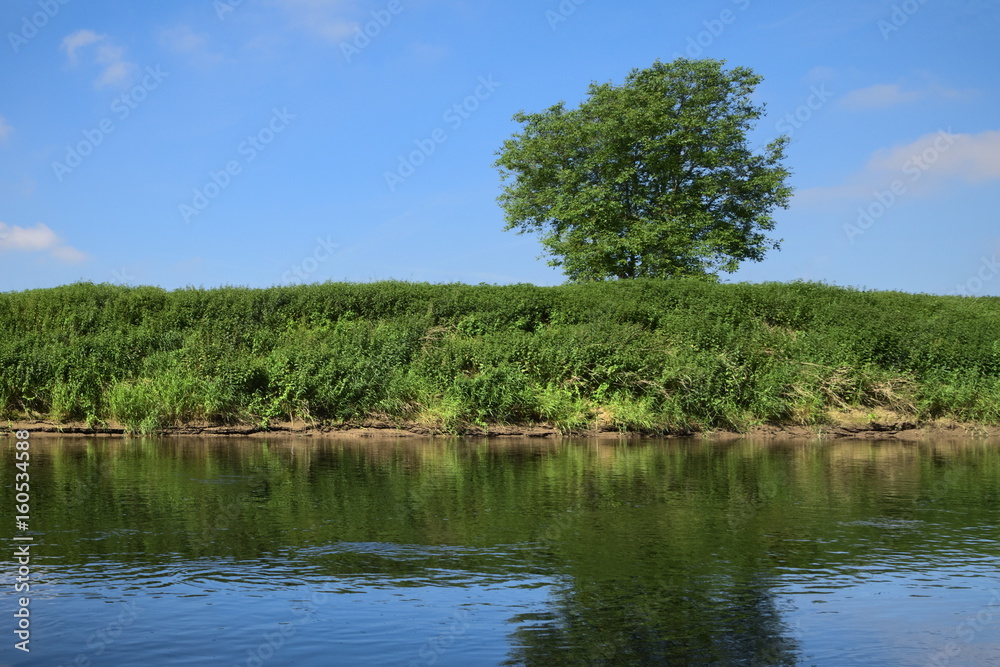 Fototapeta premium Hannover - Uferböschung an der Leine, Deutschland