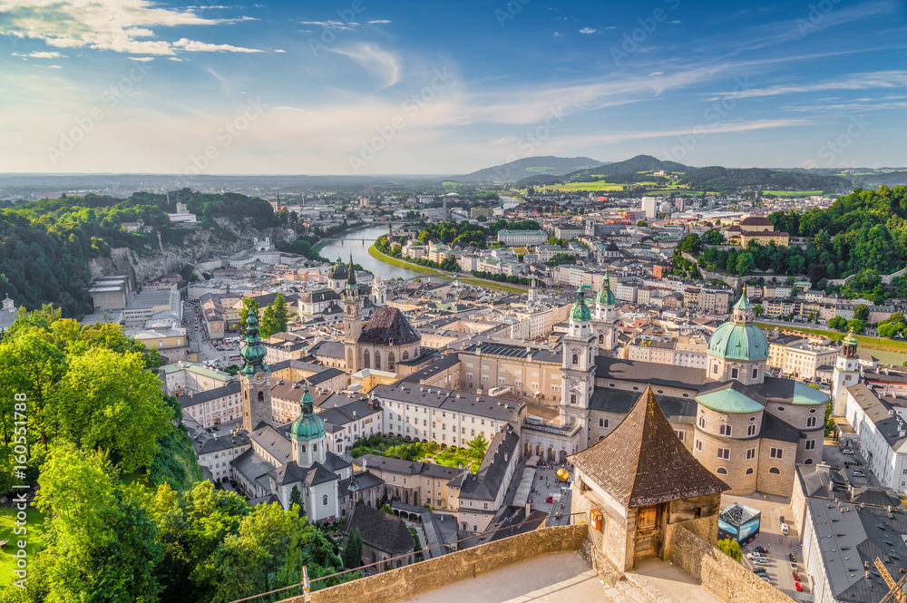 Fototapeta premium Historyczne miasto Salzburg o zachodzie słońca, Austria