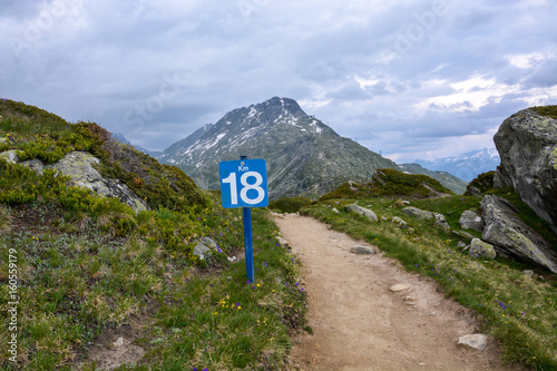 Bilde på lerret A kilometer eighteen sign in the mountains for marathon