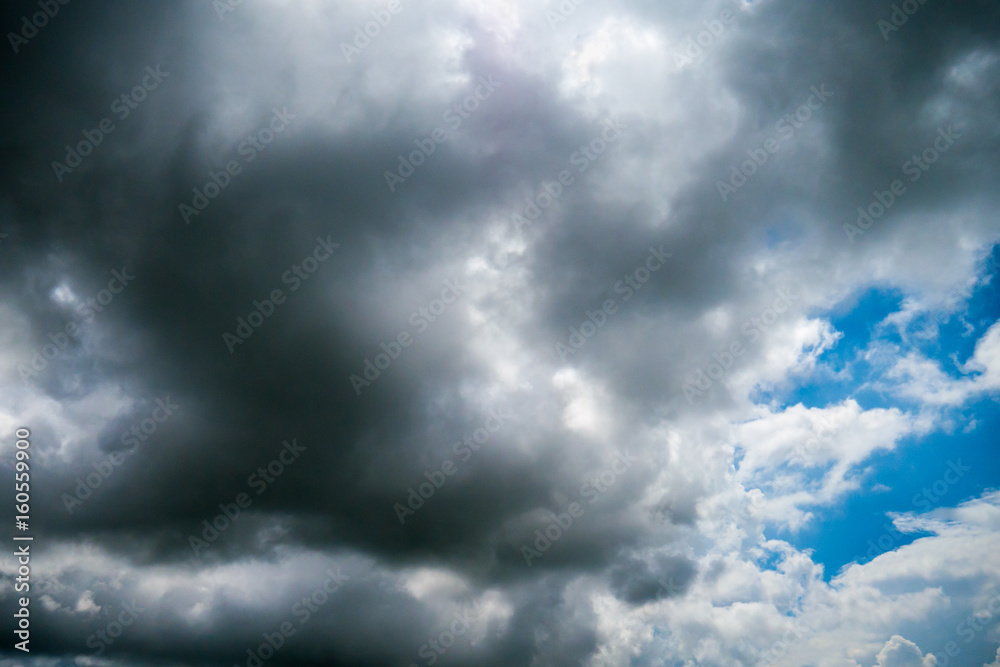 Obraz premium White clouds and black cloudy befor raining.
