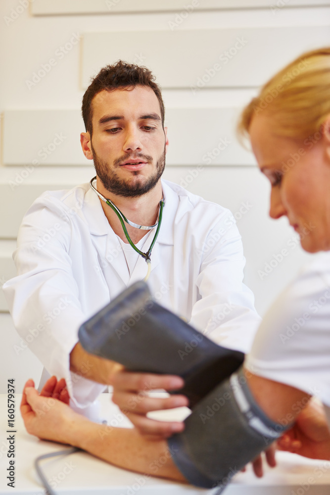 Fototapeta premium Arzt bei Vorsorge Untersuchung