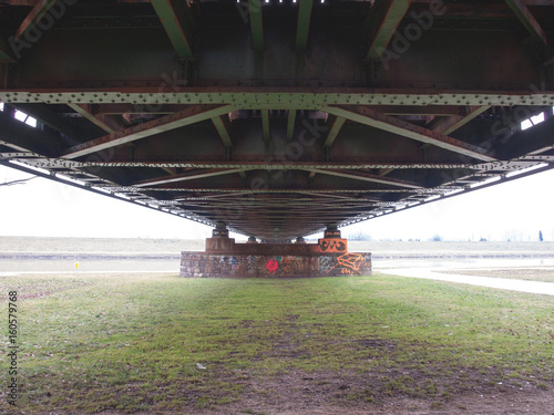 Most kolejowy nad bulwarem i Odrą