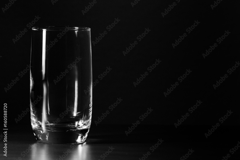 Vaso vacío con fondo negro foto de Stock | Adobe Stock