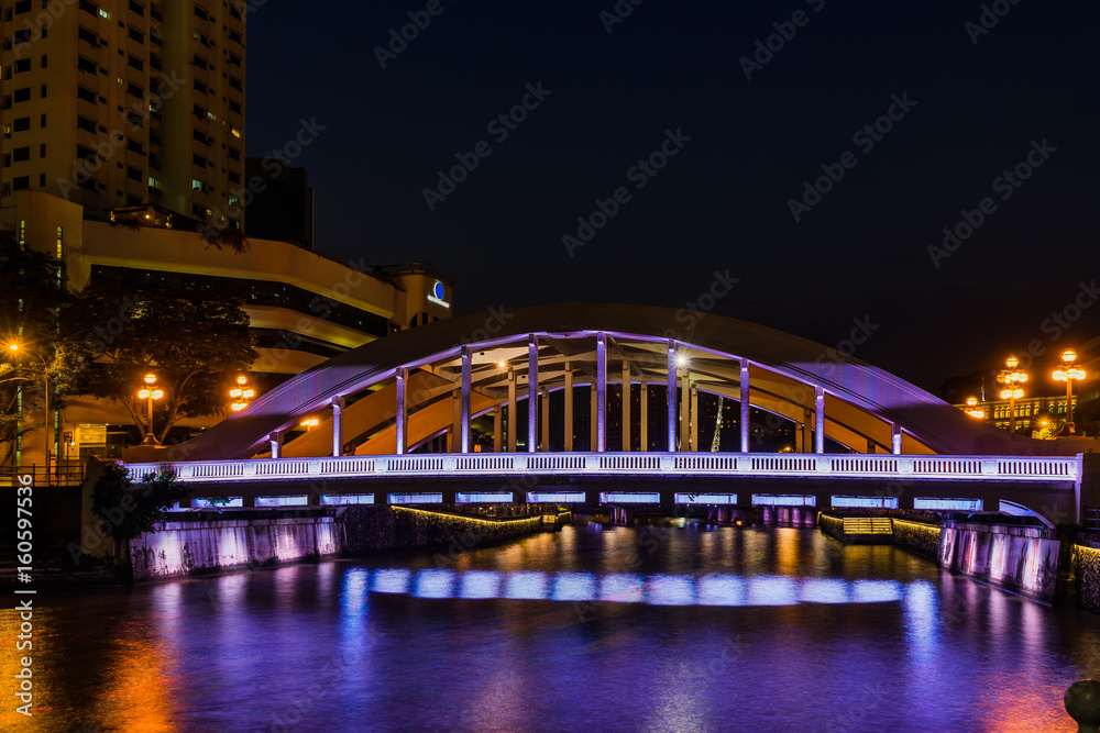 Obraz premium Singapore Elgin Bridge and tourist boats at night with lighting