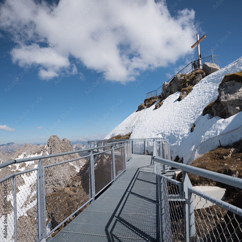 Nordwandsteig und Gipfelkreuz am Nebelhorn Gipfel im Allgäu Stock Photo