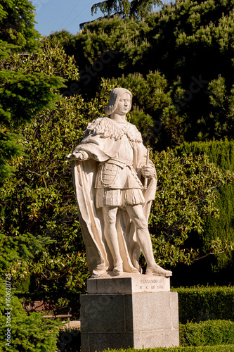Estatuas reyes de españa en jardines de Sabatini