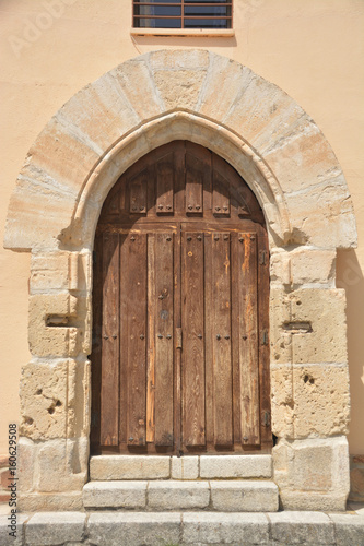 puerta antigua © uzkiland