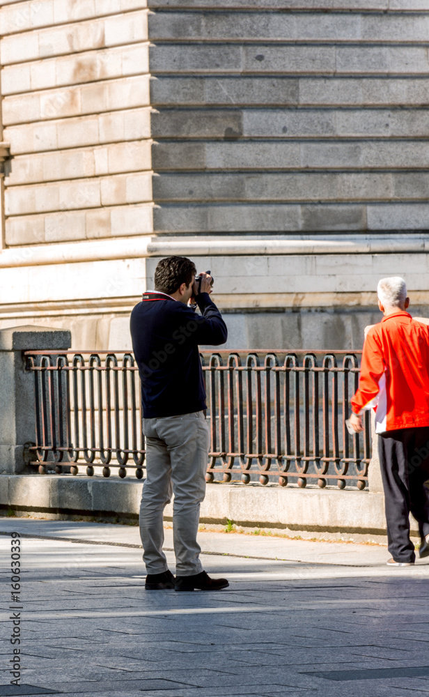 Obraz premium Turista fotografiando en madrid