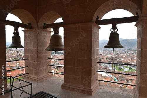 Canvas Print Cloches de l'église San Cristobal domminant les toits de Cusco au Pérou