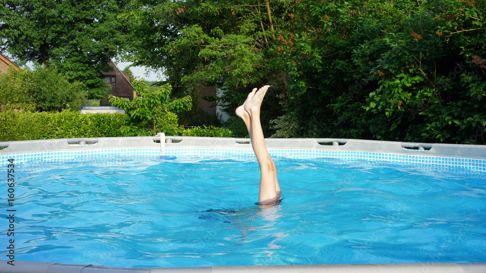Handstand im Pool
