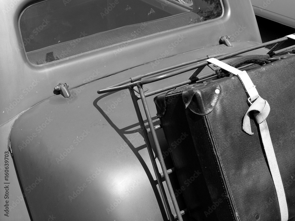 Heckgepäckträger mit Koffer eines französischen Auto der Dreißigerjahre und  Vierzigerjahre am Oldtimer-Park Lippe in Lage bei Detmold in  Ostwestfalen-Lippe, fotografiert in klassischem Schwarzweiß Stock-Foto