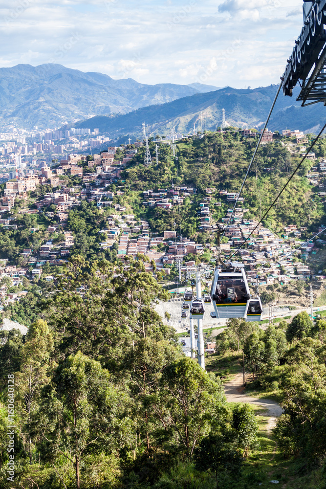 Fotografie MEDELLIN, COLOMBIA - SEPTEMBER 1: Medellin cable car system connects poor neighborhoods in the hills around the city