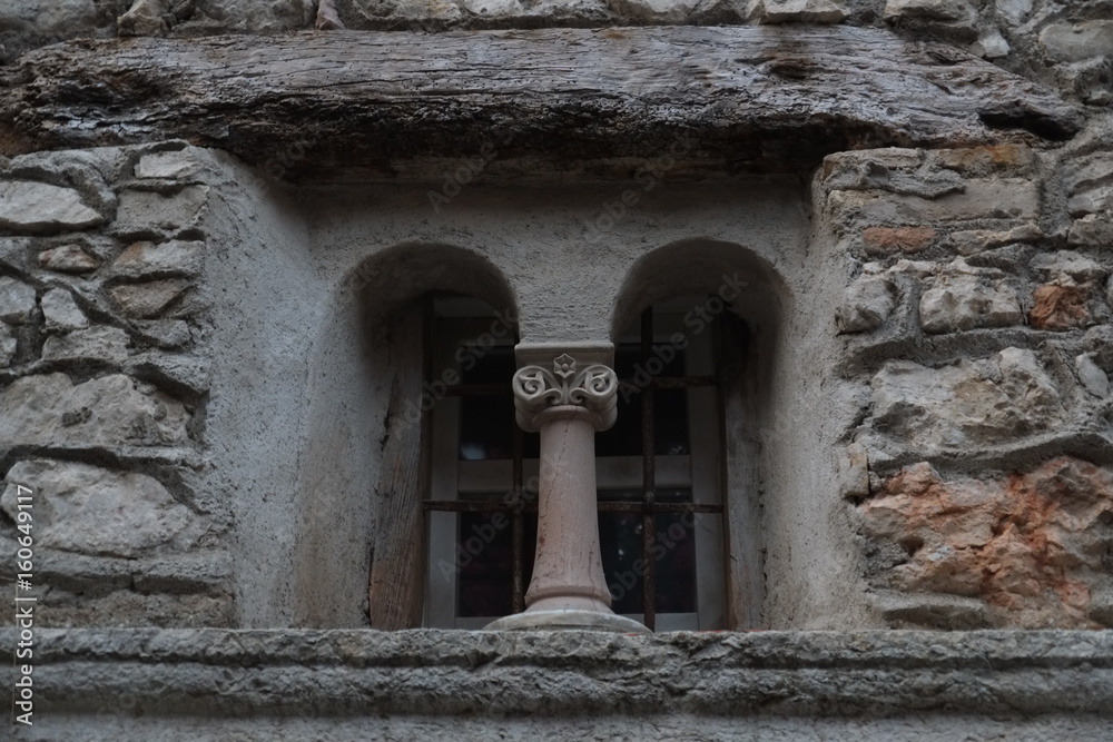 Fototapeta premium altes Fenstermit Granitsäule