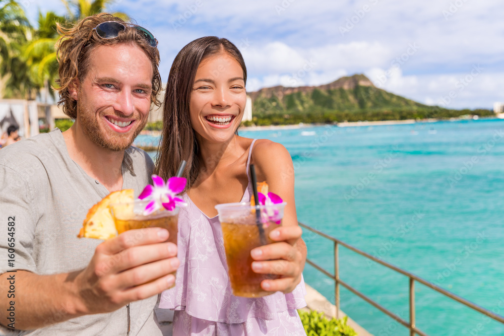 Foto de Happy hour party people toasting cheers at Waikiki beach bar