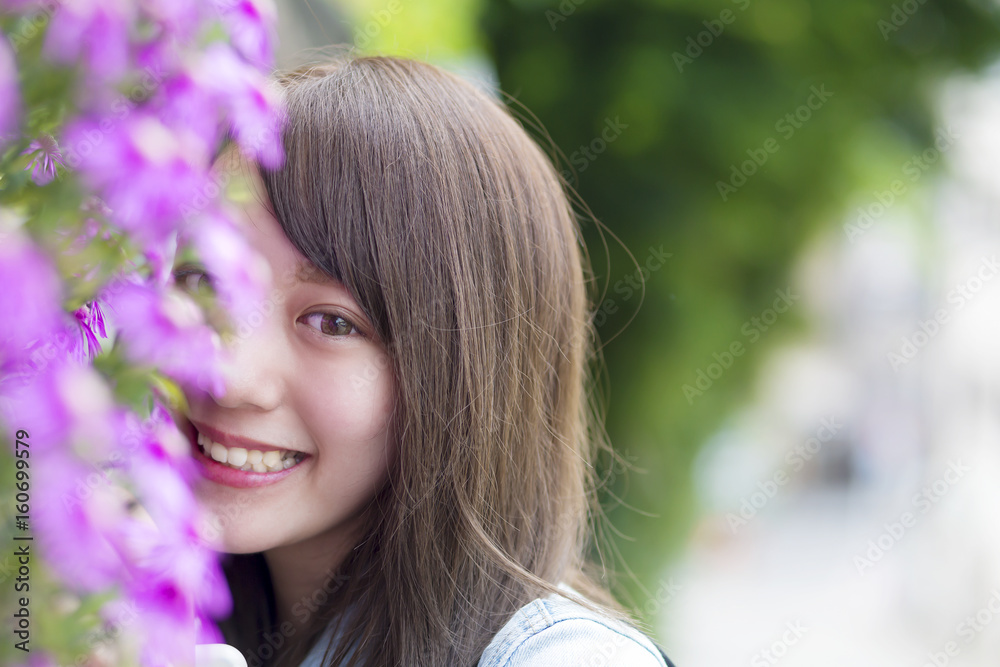 女性ポートレート 花前ボケ カメラ目線 Stock 写真 Adobe Stock