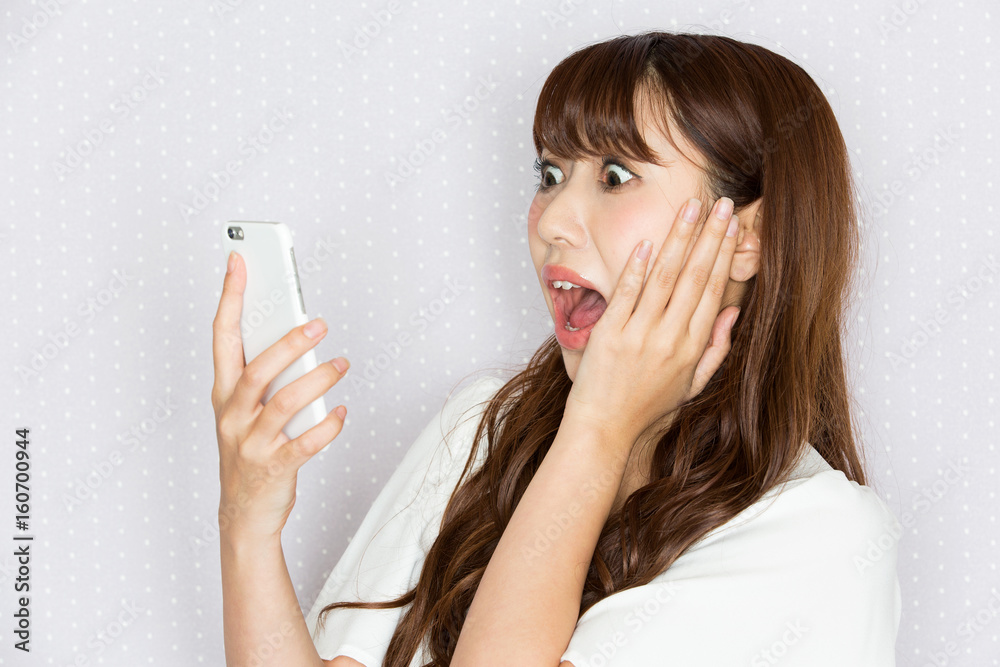 スマートフォン 驚く女性 Stock 写真 Adobe Stock