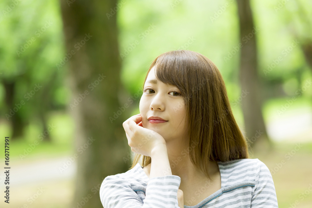 新緑 若い女性 公園 カメラ目線 新緑 若い女性 公園 カメラ目線