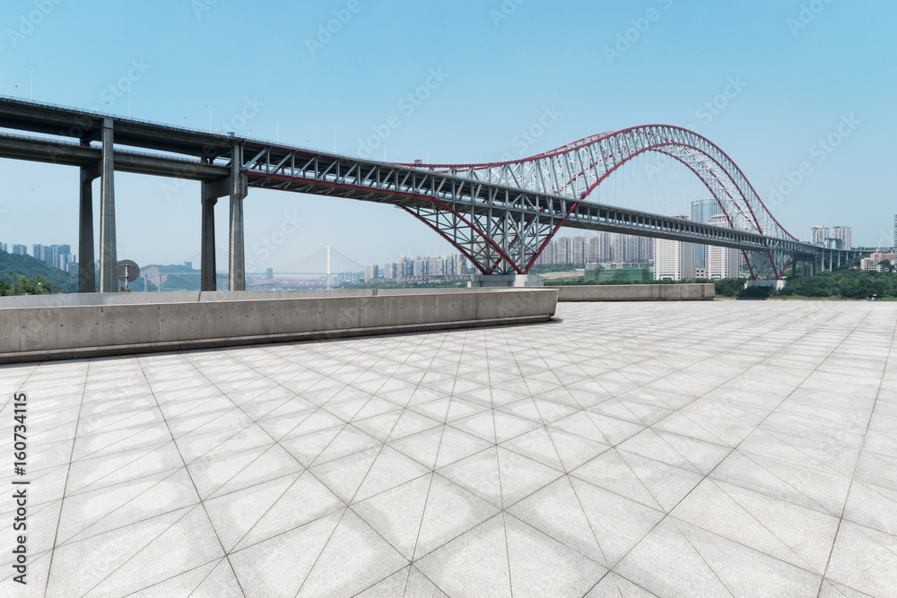 Obraz premium empty floor with steel bridge in modern city