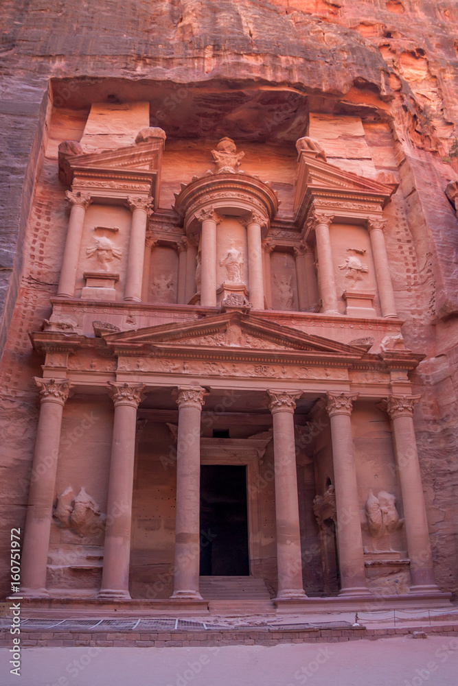 Obraz premium Famous tomb Al-Khazneh or Treasury in Petra