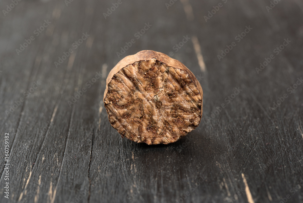 Obraz premium Half nutmeg