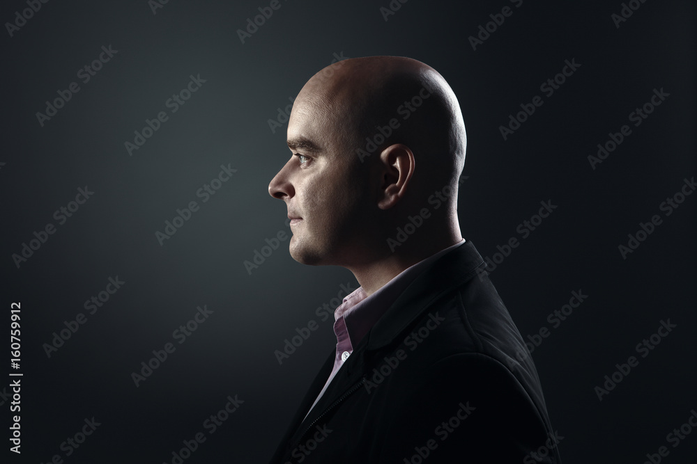 Naklejka premium Profil biały łysy mężczyzna