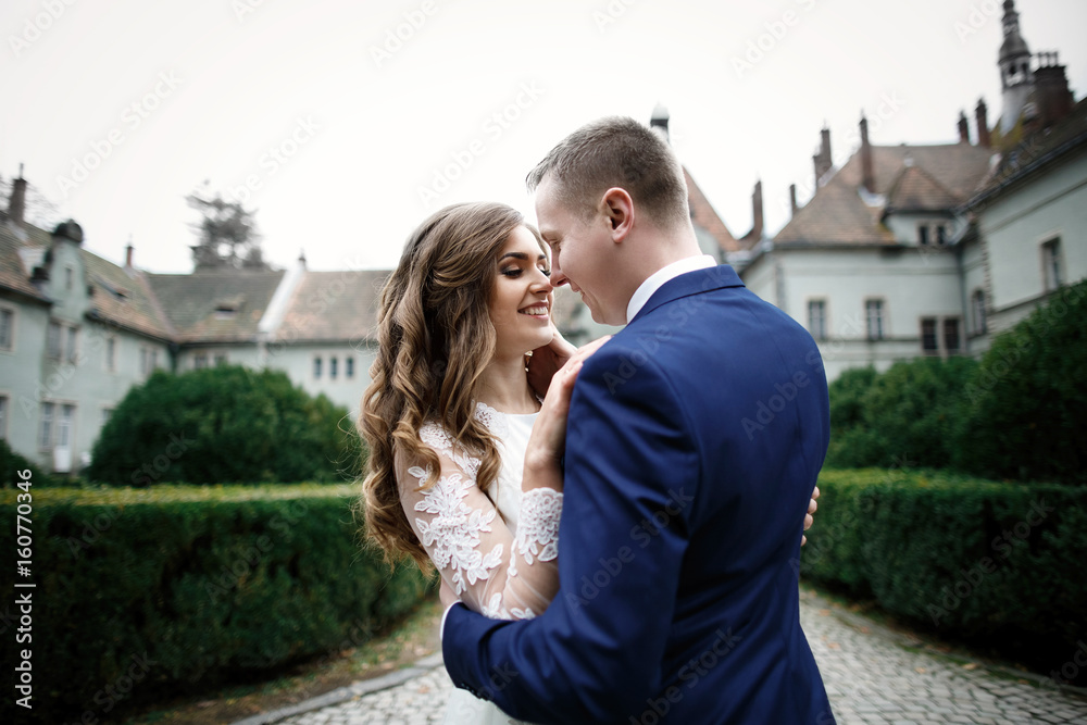 Fototapeta premium Lovely kiss on a background of the castle