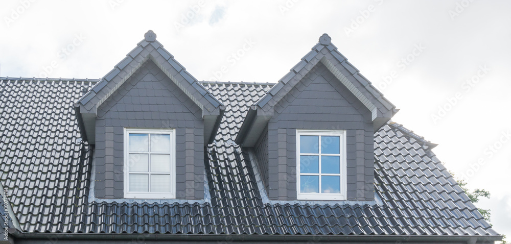 Obraz premium Dachgauben eines Hauses mit Fenstern