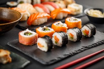 Gordijnen Sushi bar Smakelijke sushi rolletjes assortiment  © Grafvision