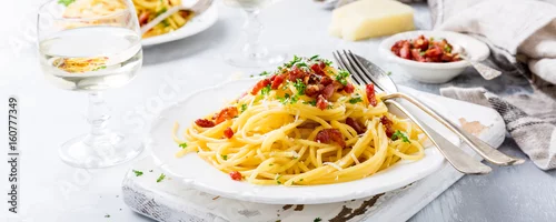 Obraz  z motywem Italian pasta spaghetti Carbonara with fried bacon, parmesan cheese and parsley on white plate. Restaurant food concept.