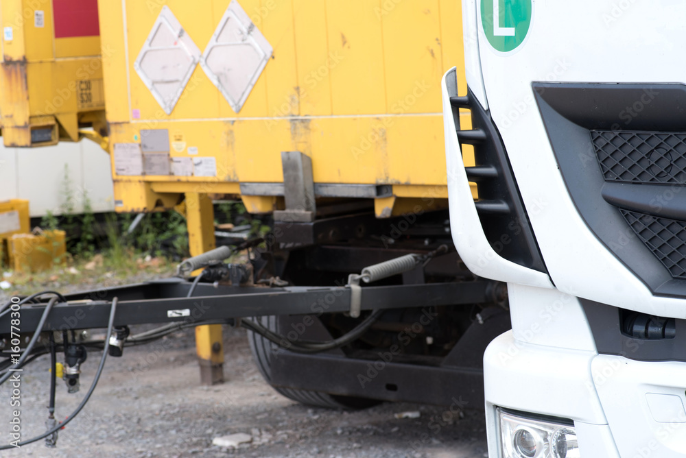 Fototapeta premium Ein Lastwagen und Anhänger mit Container