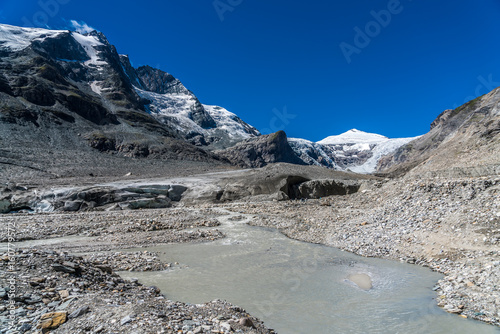 Schmelzwasser vom Gletscher am Großglockner sammelt sich zum Gletschersee