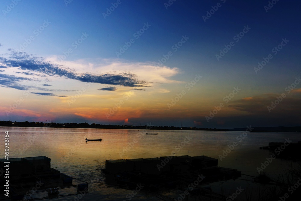 Obraz premium Villagers are fishing along the Mekong River. Sunset