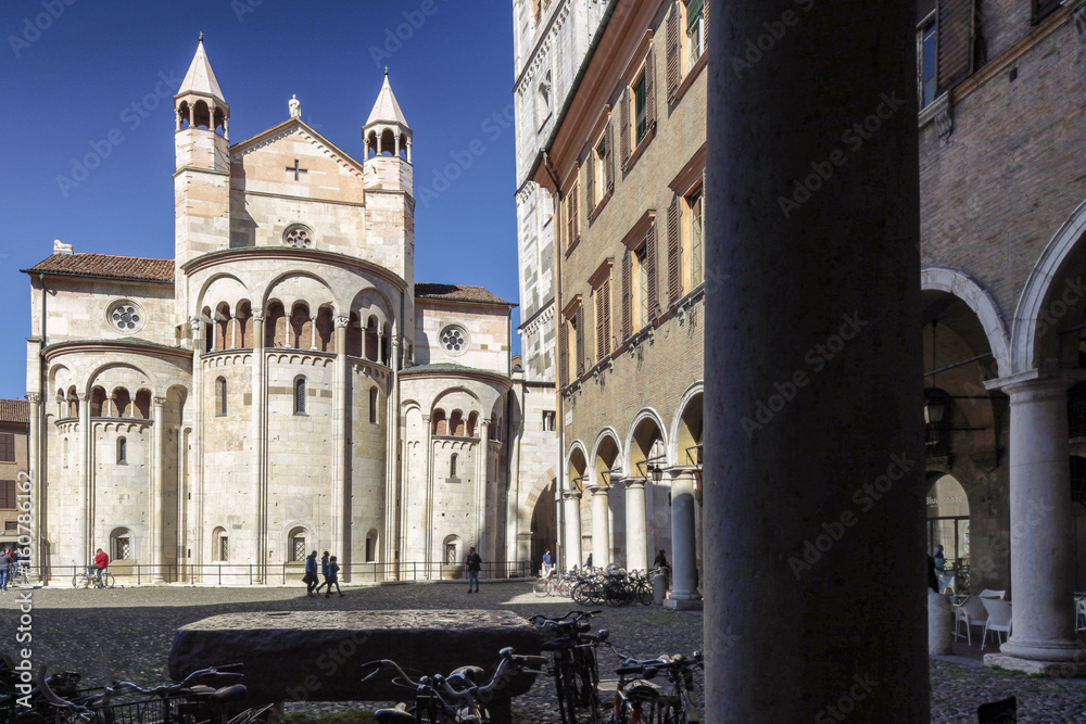 Modena. La pietra Ringadora per funzioni civili e giudiziarie tra l'abside della Cattedrale e il palazzo Comunale