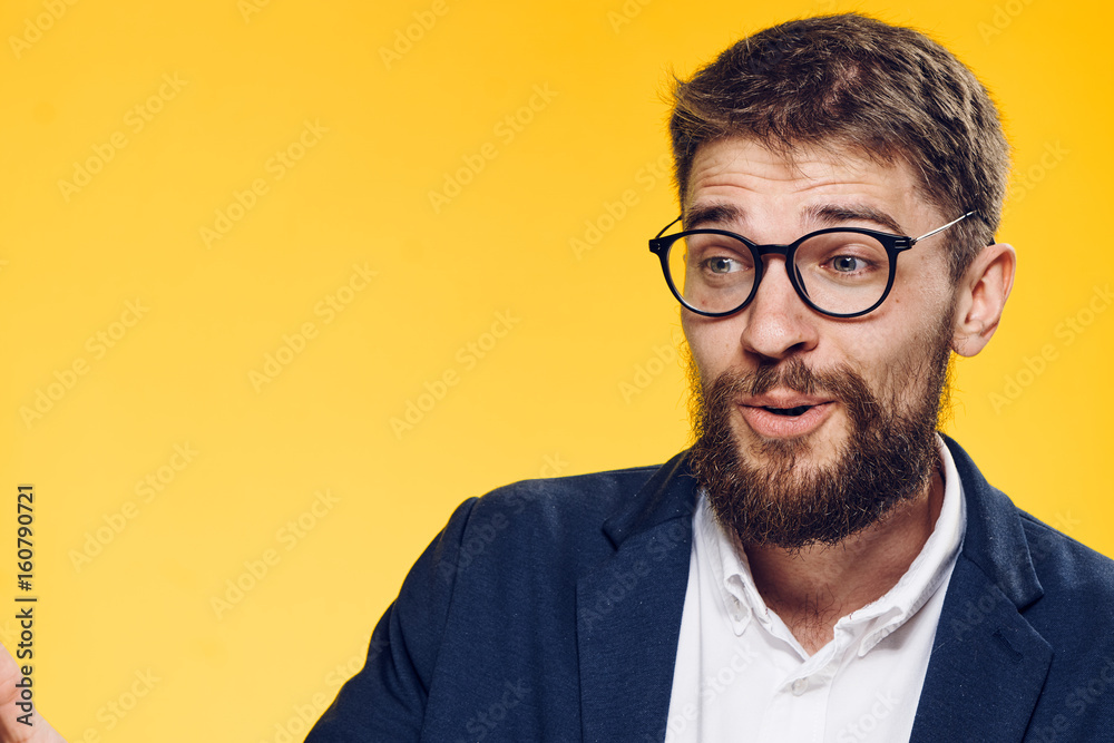 Obraz premium Surprised businessman, businessman in glasses, businessman on yellow background
