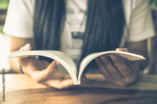 фотографія Reading Book