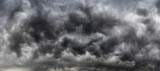 Cielo drammatico con nuvoloni di colore grigio
